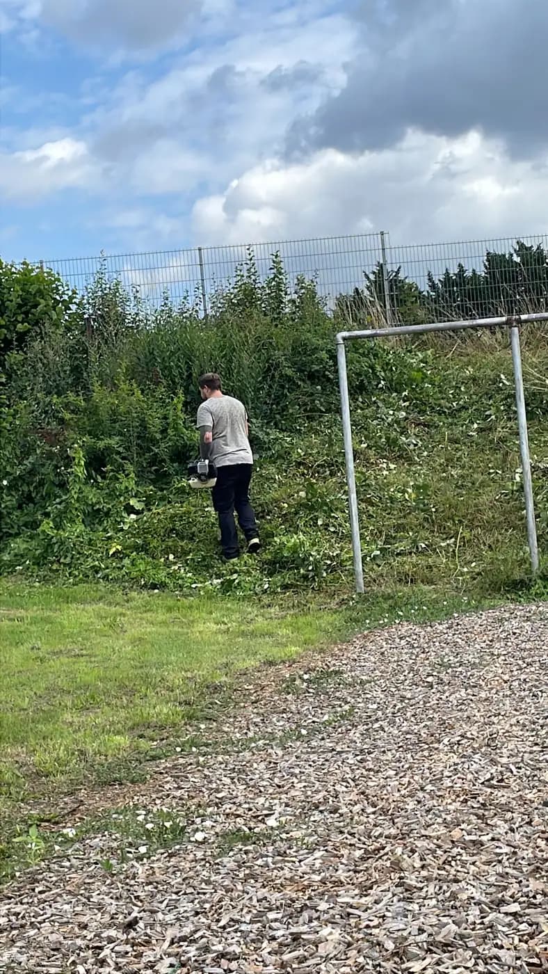 Böschung zurückgeholt — vorher