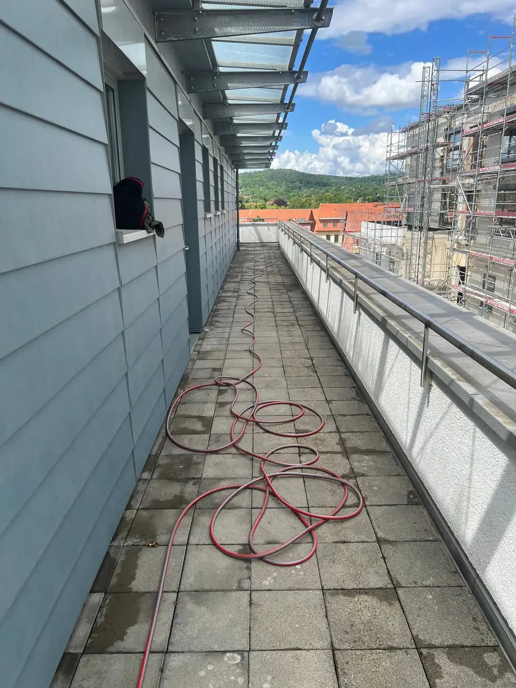 Laubengang gereinigt — vorher