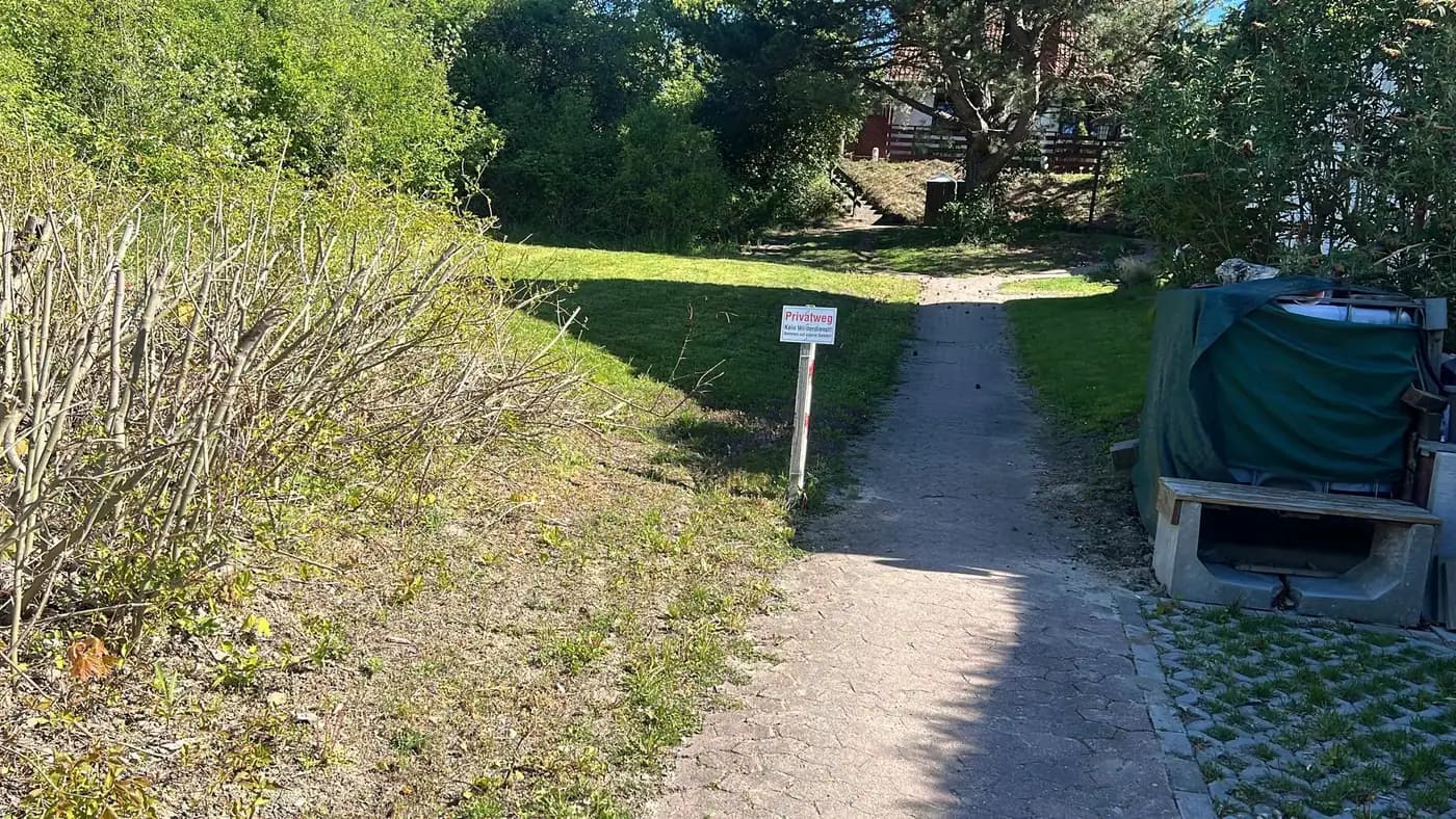 Gepflegte Grünanlage mit sauberem Zuweg an einem betreuten Objekt